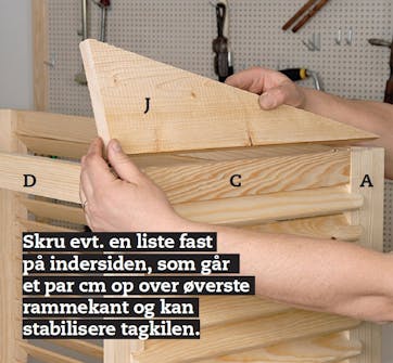 Kiler til varmepumpeskjuler skrues fast på siderne Kiler til varmepumpeskjuler limes og skrues fast oven på siderne